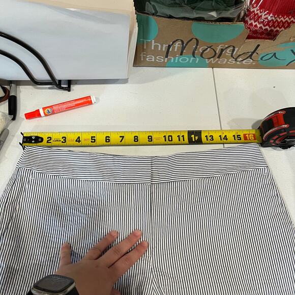 Ann Taylor Blue Seersucker Kate Boardwalk Bermuda Shorts Women’s Size 8 - Picture 7 of 9